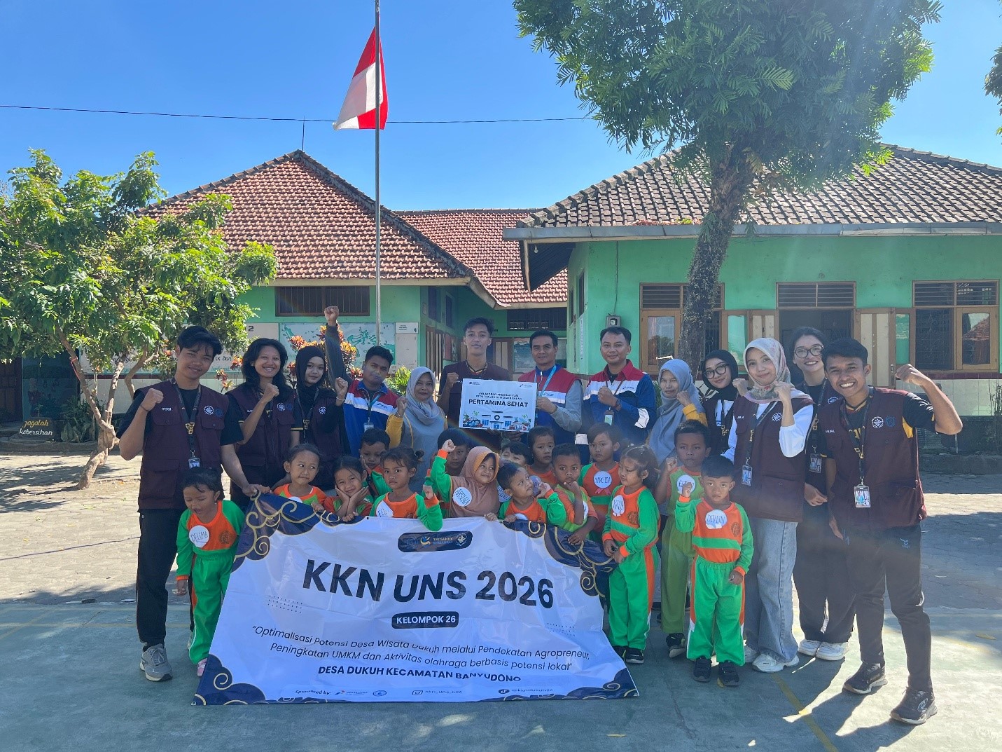Dokumentasi bersama setelah pelaksanaan Edukasi dan Pelatihan Gerak Dasar Motorik Anak Usia Dini di TK Pertiwi 1 Dukuh, Kecamatan Banyudono, Kabupaten Boyolali bersama KKN UNS Kelompok 26 dan Pertamina Patra Logistik. (Dok. Pribadi/KKN 26 UNS)