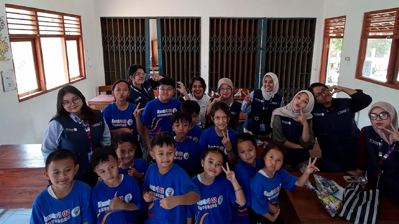 Dokumentasi bersama setelah mahasiswa KKN Universitas Sebelas Maret (UNS) mengajak siswa SD Pelangi Handayani mengikuti pembelajaran Bahasa Inggris interaktif melalui pengenalan kosakata yang dikemas dengan permainan. (Dok. Pribadi/KKN 71 UNS Karangawen)