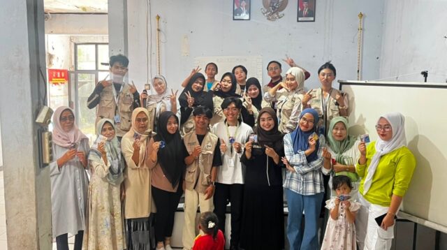 Dokumentasi bersama setelah pelaksanaan Seminar Edukasi Pengelolaan Sampah dan Pelatihan Eco Craft di Balai Desa Undar Andir, Kecamatan Kragilan, Kabupaten Serang, pada Minggu (2/8/2026). (Dok. Pribadi/KKM 37 UNIBA)