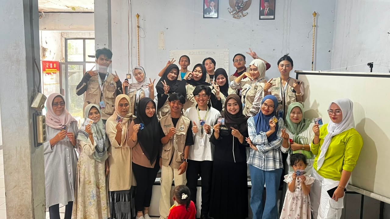 Dokumentasi bersama setelah pelaksanaan Seminar Edukasi Pengelolaan Sampah dan Pelatihan Eco Craft di Balai Desa Undar Andir, Kecamatan Kragilan, Kabupaten Serang, pada Minggu (2/8/2026). (Dok. Pribadi/KKM 37 UNIBA)