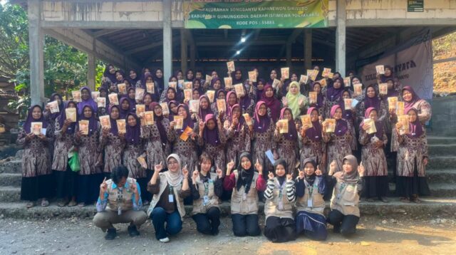 Dokumentasi bersama setelah pelaksanaan pelatihan pembuatan Cheese Corn Stick bersama ibu-ibu PKK Dusun Putat, Senin (10/8/2026). (Dok. Pribadi/KKN 67 UNS)