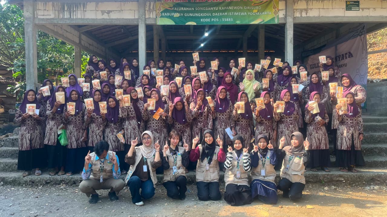 Dokumentasi bersama setelah pelaksanaan pelatihan pembuatan Cheese Corn Stick bersama ibu-ibu PKK Dusun Putat, Senin (10/8/2026). (Dok. Pribadi/KKN 67 UNS)