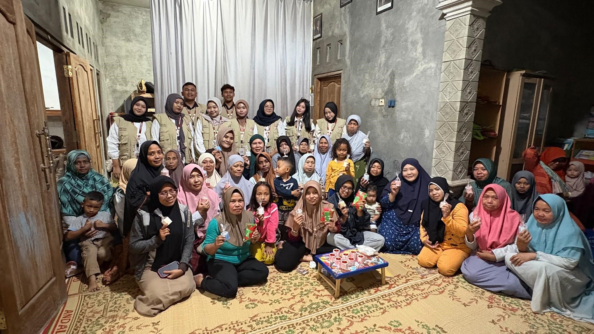 Dokumentasi bersama setelah pelatihan pembuatan lilin aromaterapi dari minyak jelantah oleh mahasiswa KKN UNS Kelompok 173 bersama warga Dukuh Bungkal Desa Kalang. (Dok. Pribadi/KKN UNS 173)