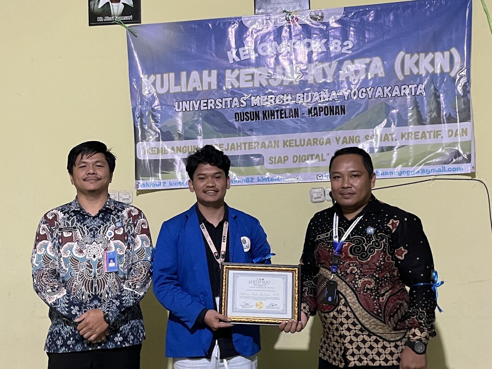 Penyerahan sertifikat penghargaann kepada pemateri dari perwakilan Tim Penyuluh BNN Kabupaten Magelang, Stefanus Nicko Berliano, S.H di Dusun Kintelan, Desa Kaponan, Kecamatan Pakis, Kabupaten Magelang, Jawa Tengah (11/8/2026). (Dok. Pribadi/KKN UMBY 82)