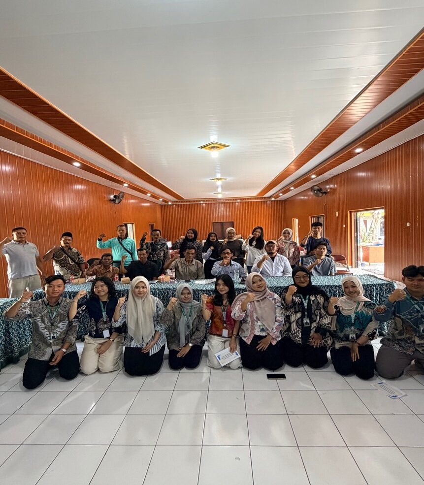 esi foto bersama dan ramah tamah antara mahasiswa KKN Tim II Undip, perangkat Desa Karangpelem, serta ketua RT. (Doc. Pribadi)
