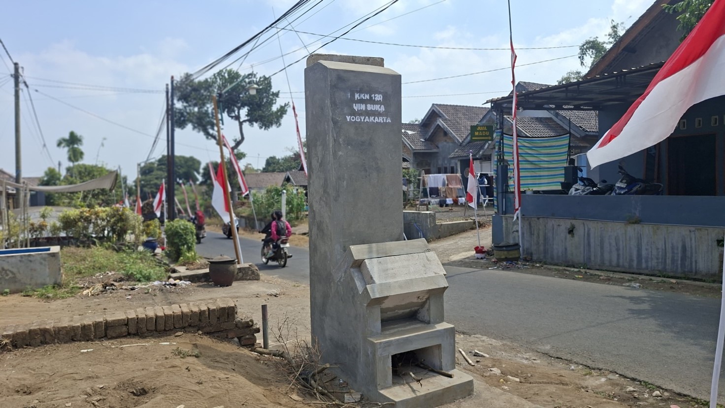 Foto Bangunan Tempat Pembakaran Minim Asap (Incinerator) yang telah terpasang dan siap pakai di samping jalan Dusun Pancuran, Selasa (21/07/2026). (Dok. Pribadi/Kelompok KKN 120 UIN Sunan Kalijaaga Yogyakarta)