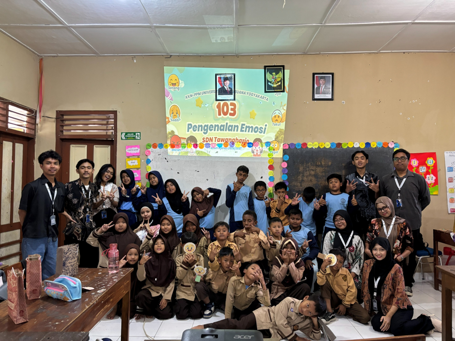 Foto bersama anak-anak SDN Tawangharjo kelas 3,4,5. (Dok. Pribadi/Kelompok 103 KKN-PPM UMBY)