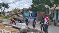 Foto momen antusias warga sekitar untuk membantu proses pembangunan Incinerator, Selasa (21/07/2026). (Dok. Pribadi/Kelompok KKN 120 UIN Sunan Kalijaaga Yogyakarta) Foto momen antusias warga sekitar untuk membantu proses pembangunan Incinerator, Selasa (21/07/2026). (Dok. Pribadi/Kelompok KKN 120 UIN Sunan Kalijaaga Yogyakarta)
