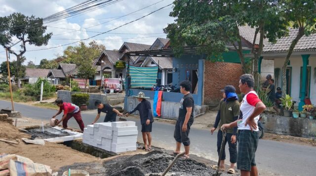 Foto momen antusias warga sekitar untuk membantu proses pembangunan Incinerator, Selasa (21/07/2026). (Dok. Pribadi/Kelompok KKN 120 UIN Sunan Kalijaaga Yogyakarta)