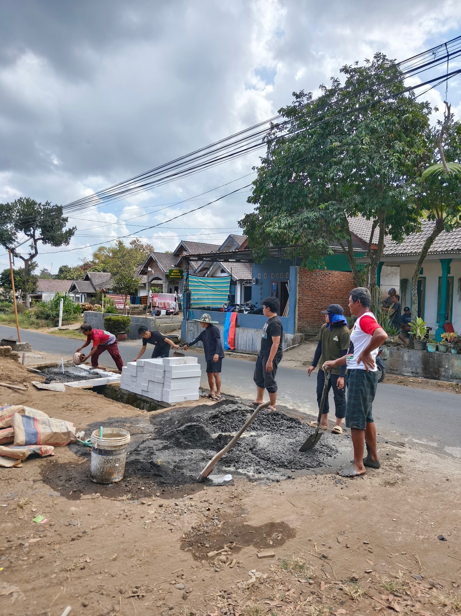 Foto momen antusias warga sekitar untuk membantu proses pembangunan Incinerator, Selasa (21/07/2026). (Dok. Pribadi/Kelompok KKN 120 UIN Sunan Kalijaaga Yogyakarta)