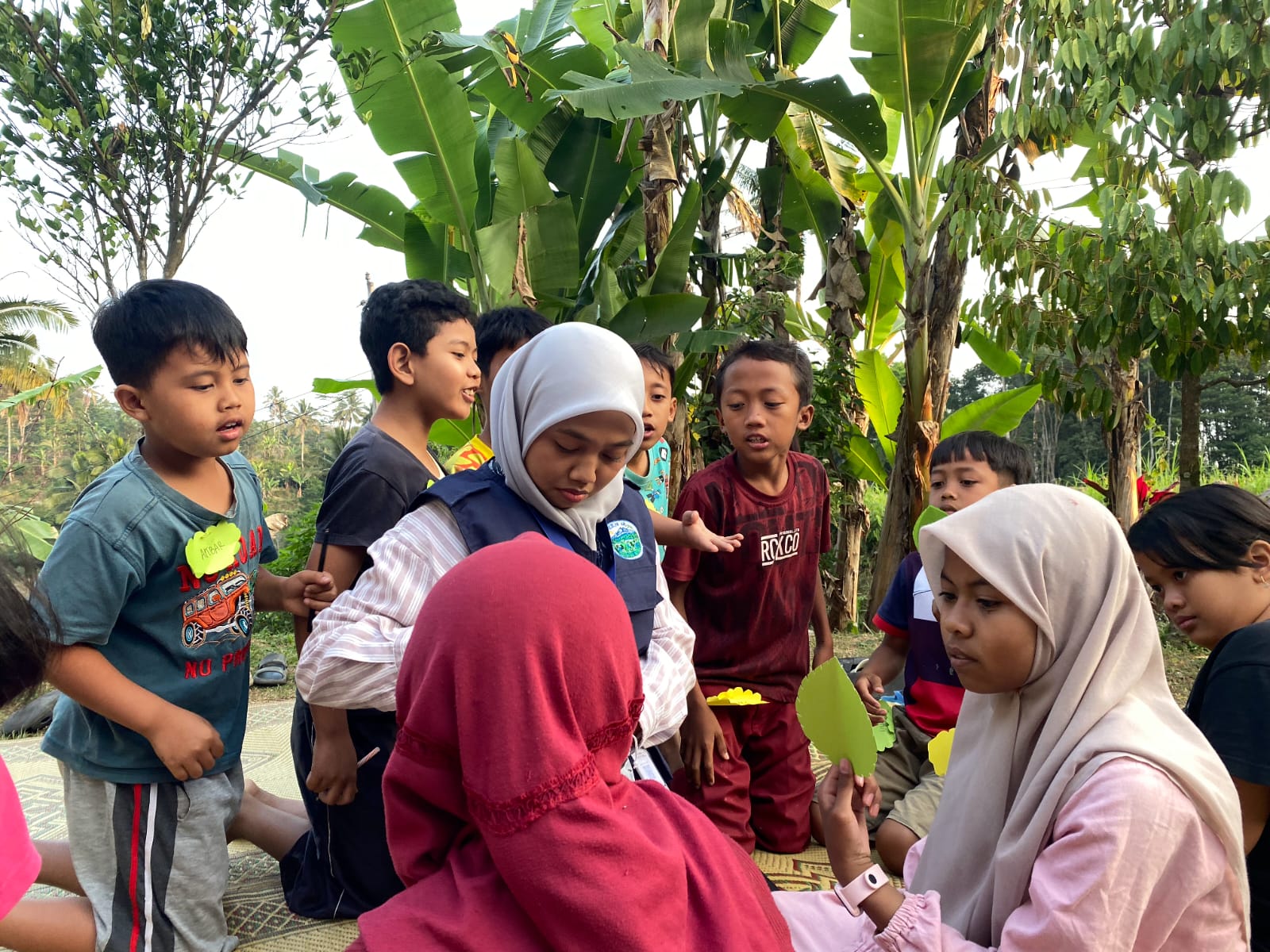 Mahasiswa KKN-PPM UMBY Kelompok 18 bersama anak-anak Dusun Bono berdiskusi dan membuat Pohon Harapan. Anak-anak diajak menyampaikan keinginan serta cita-cita mereka melalui daun-daun yang nantinya menjadi bagian dari pohon harapan.(Doc.Pribadi)