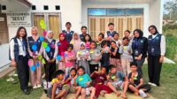 Mahasiswa KKN-PPM UMBY Kelompok 18 bersama anak-anak Dusun Bono berfoto bersama setelah mengikuti kegiatan psikoedukasi “Pohon Harapan”. Kegiatan ini menjadi ruang bagi anak-anak untuk mengenali harapan, cita-cita, dan keinginan mereka melalui aktivitas yang menyenangkan dan interaktif. Melalui setiap harapan yang dituliskan dan digantung pada pohon, anak-anak diajak untuk berani bermimpi serta percaya bahwa setiap harapan dapat menjadi langkah awal untuk meraih cita-cita. ( Doc. Pribadi)