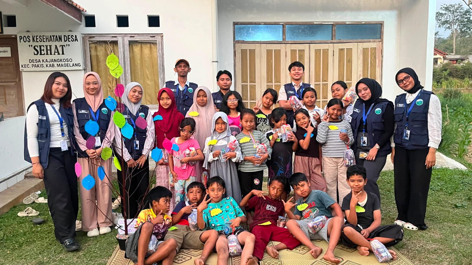 Mahasiswa KKN-PPM UMBY Kelompok 18 bersama anak-anak Dusun Bono berfoto bersama setelah mengikuti kegiatan psikoedukasi “Pohon Harapan”. Kegiatan ini menjadi ruang bagi anak-anak untuk mengenali harapan, cita-cita, dan keinginan mereka melalui aktivitas yang menyenangkan dan interaktif. Melalui setiap harapan yang dituliskan dan digantung pada pohon, anak-anak diajak untuk berani bermimpi serta percaya bahwa setiap harapan dapat menjadi langkah awal untuk meraih cita-cita. ( Doc. Pribadi)