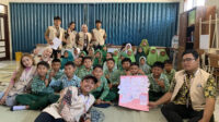 Mahasiswa KKN-PPM 107 UMBY bersama siswa SD Negeri Srowolan berfoto setelah mengikuti kegiatan psikoedukasi pengenalan emosi. Momen kebersamaan ini menandai rangkaian kegiatan yang mengajak siswa berani mengenali, mengekspresikan, dan berbagi perasaan. (Doc. Pribadi) Mahasiswa KKN-PPM 107 UMBY bersama siswa SD Negeri Srowolan berfoto setelah mengikuti kegiatan psikoedukasi pengenalan emosi. Momen kebersamaan ini menandai rangkaian kegiatan yang mengajak siswa berani mengenali, mengekspresikan, dan berbagi perasaan. (Doc. Pribadi)