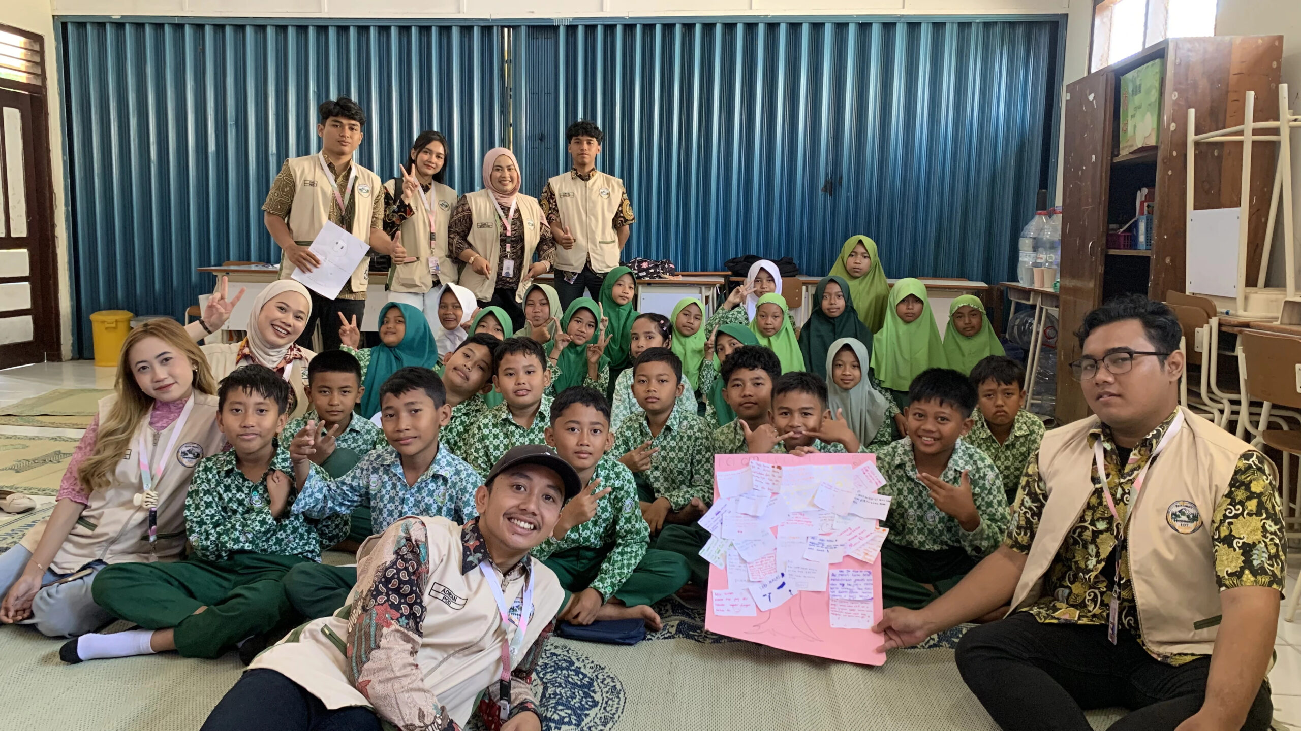 Mahasiswa KKN-PPM 107 UMBY bersama siswa SD Negeri Srowolan berfoto setelah mengikuti kegiatan psikoedukasi pengenalan emosi. Momen kebersamaan ini menandai rangkaian kegiatan yang mengajak siswa berani mengenali, mengekspresikan, dan berbagi perasaan. (Doc. Pribadi)