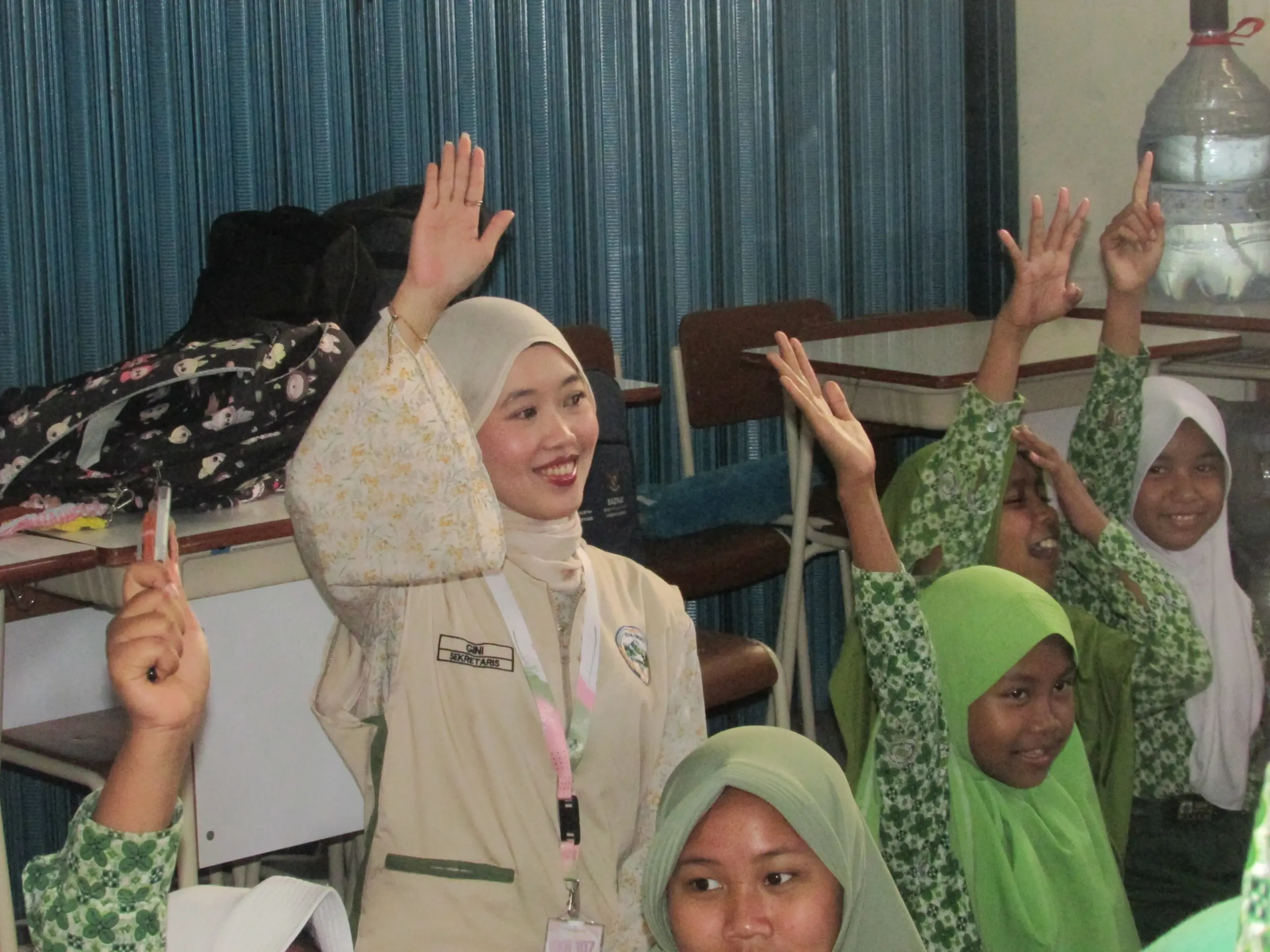 Caption:
Suasana interaktif mewarnai kegiatan psikoedukasi KKN-PPM 107 UMBY di SD Negeri Srowolan. Siswa antusias mengikuti kegiatan sambil belajar mengenali dan mengungkapkan emosi mereka. (Doc. Pribadi)