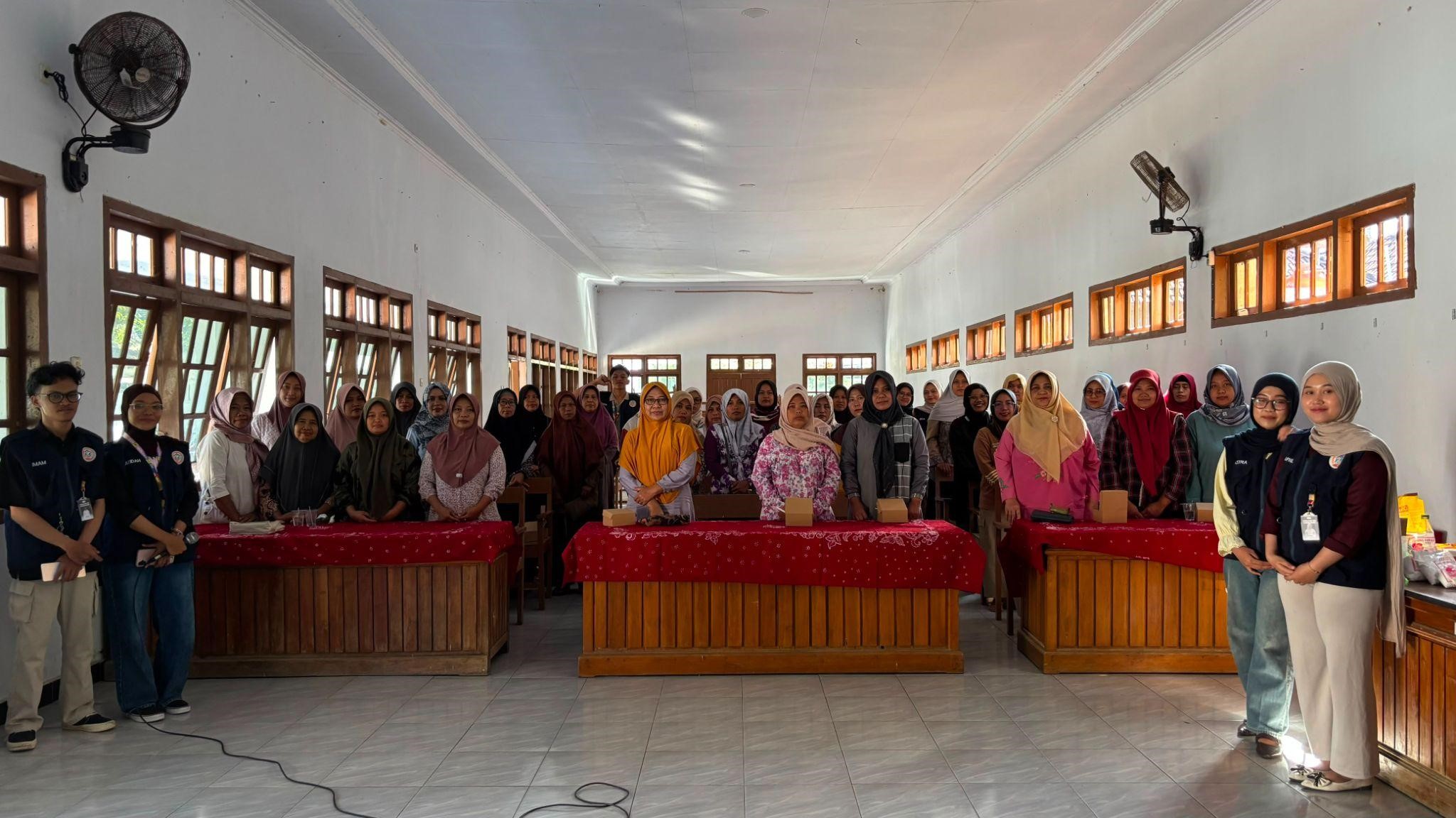KKN 195 UNS bersama ibu-ibu PKK Desa Hadiluwih mengikuti praktik pembuatan produk Luwih Creamy dan Luwih Crispy. (Dok. Pribadi/KKN 195 UNS)