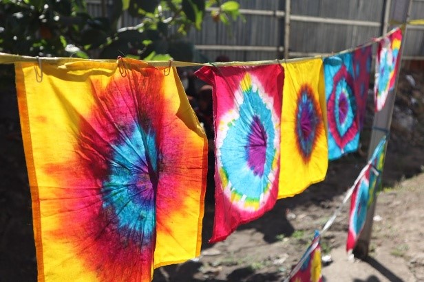 Kain hasil pewarnaan tie dye dijemur setelah melalui proses pewarnaan dan pengikatan warna. (Dok. KKN UNS Kelompok 41)