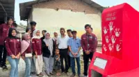 Kelompok Kuliah Kerja Mahasiswa (KKM) 27 Universitas Bina Bangsa (UNIBA) bersama masyarakat Desa Kebon Ratu, Kecamatan Lebak Wangi, Kabupaten Serang, meresmikan Rocket Stove sebagai salah satu inovasi teknologi tepat guna. (Dok. Pribadi/KKM 27 UNIBA) Kelompok Kuliah Kerja Mahasiswa (KKM) 27 Universitas Bina Bangsa (UNIBA) bersama masyarakat Desa Kebon Ratu, Kecamatan Lebak Wangi, Kabupaten Serang, meresmikan Rocket Stove sebagai salah satu inovasi teknologi tepat guna. (Dok. Pribadi/KKM 27 UNIBA)