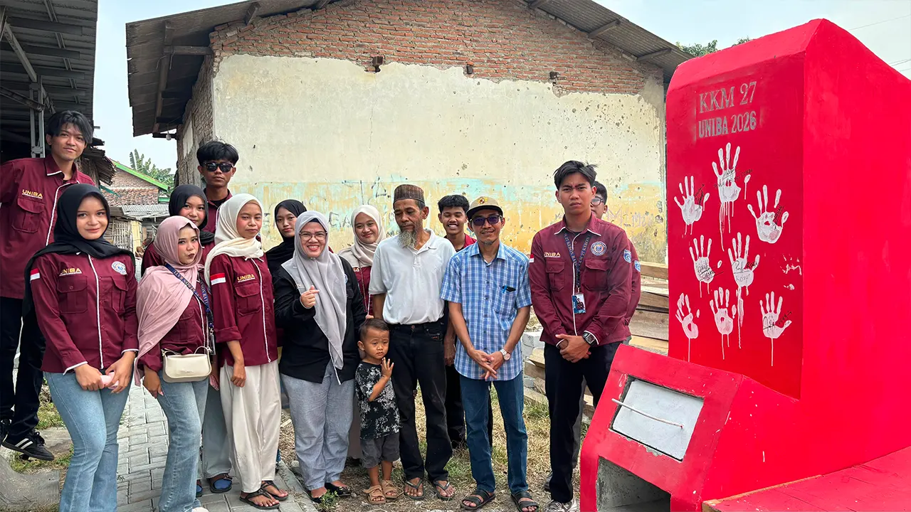 Kelompok Kuliah Kerja Mahasiswa (KKM) 27 Universitas Bina Bangsa (UNIBA) bersama masyarakat Desa Kebon Ratu, Kecamatan Lebak Wangi, Kabupaten Serang, meresmikan Rocket Stove sebagai salah satu inovasi teknologi tepat guna. (Dok. Pribadi/KKM 27 UNIBA)