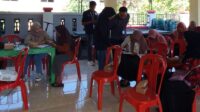 Mahasiswa KKN 195 UNS bersama pegawai Bank BRI Pacitan memberikan pendampingan kepada pelaku UMKM Desa Hadiluwih dalam proses pendaftaran QRIS di Balai Dusun Gareng Kidul, Desa Hadiluwih. (Dok. Pribadi/KKN 195 UNS) Mahasiswa KKN 195 UNS bersama pegawai Bank BRI Pacitan memberikan pendampingan kepada pelaku UMKM Desa Hadiluwih dalam proses pendaftaran QRIS di Balai Dusun Gareng Kidul, Desa Hadiluwih. (Dok. Pribadi/KKN 195 UNS)
