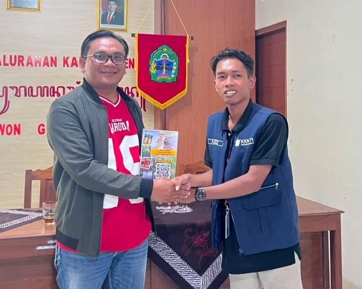 Mahasiswa KKN 71 UNS saat menyerahkan Flipbook kepada pihak Kalurahan Karangawen. (Dok. Pribadi/KKN 71 UNS Karangawen)