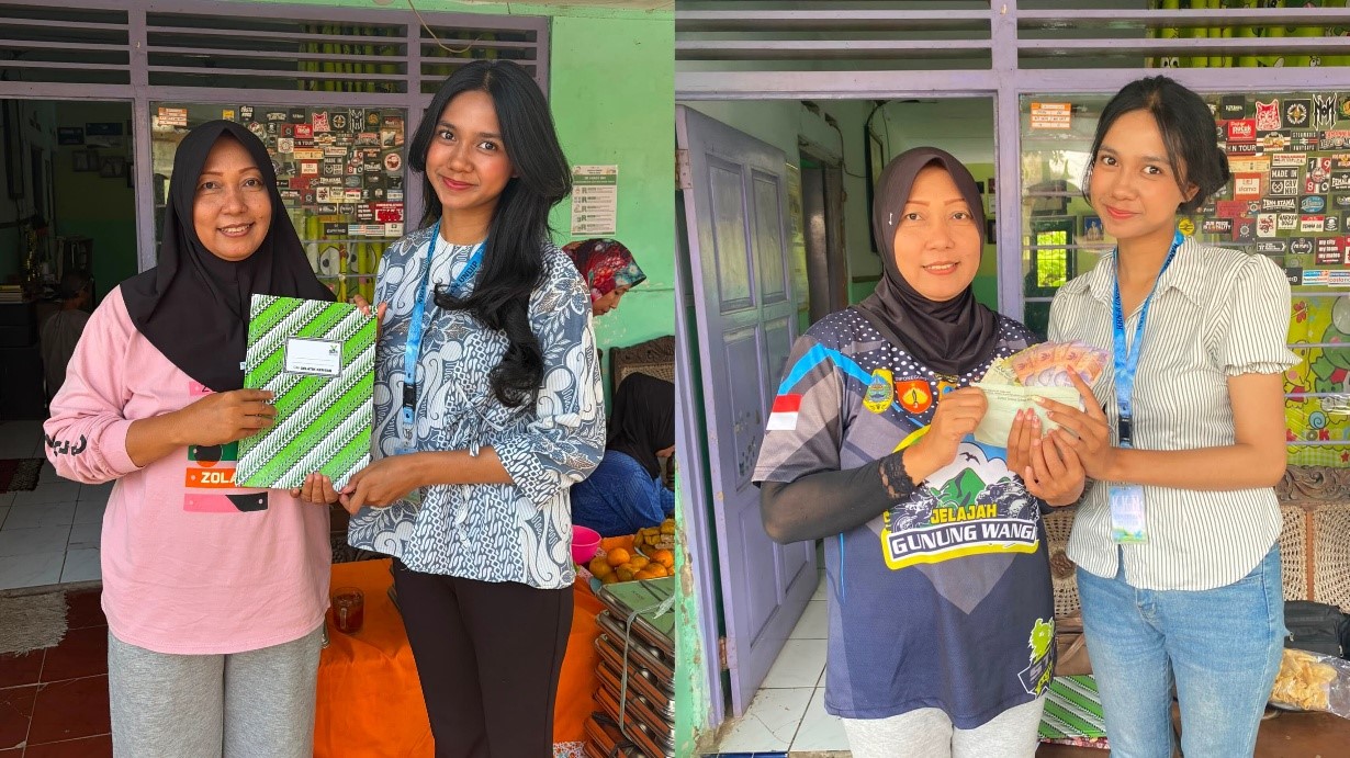 Mahasiswa KKN UNDIP menyerahkan buku Kas dan uang hasil penjualan botol plastik. (Dok. Pribadi/Tim KKN-R UNDIP Wanarejan Selatan 2026)