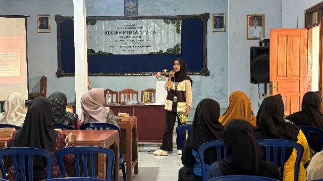 Mahasiswa KKN 216 UNS saat memaparkan materi. (Dok. Pribadi/KKN 216 UNS)