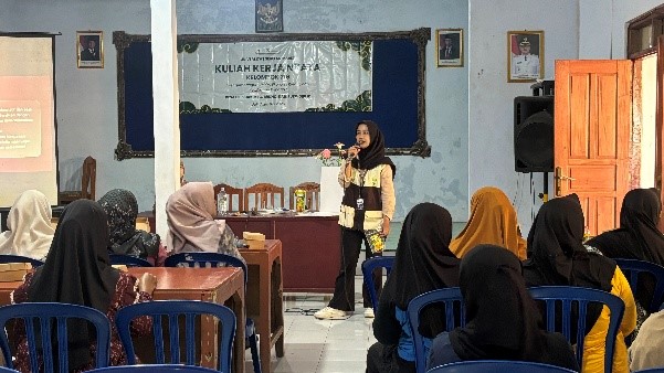 Mahasiswa KKN 216 UNS saat memaparkan materi. (Dok. Pribadi/KKN 216 UNS)