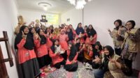 Mahasiswa KKN UNS Kelompok 41 bersama ibu-ibu PKK setelah kegiatan sosialisasi inovasi produk serbuk jahe instan di Dibal, Jumat (7/8/2026). (Dok. Pribadi/KKN UNS Kelompok 41)