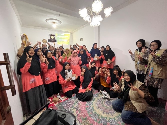 Mahasiswa KKN UNS Kelompok 41 bersama ibu-ibu PKK setelah kegiatan sosialisasi inovasi produk serbuk jahe instan di Dibal, Jumat (7/8/2026). (Dok. Pribadi/KKN UNS Kelompok 41)