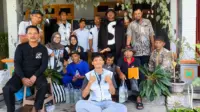 Mahasiswa KKN UNS bersama anggota Gapoktan Desa Kedawung mengikuti praktik pembuatan bio pestisida berbasis bawang putih dan Biosaka di rumah anggota Gapoktan Desa Kedawung, Sragen, Minggu (9/8/2026). (Dok. Pribadi/KKN UNS Kelompok 107)