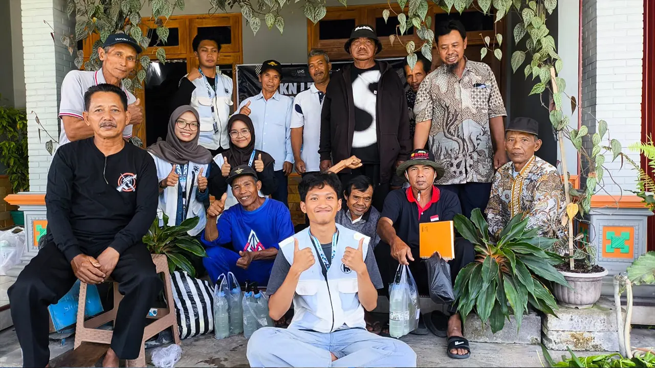 Mahasiswa KKN UNS bersama anggota Gapoktan Desa Kedawung mengikuti praktik pembuatan bio pestisida berbasis bawang putih dan Biosaka di rumah anggota Gapoktan Desa Kedawung, Sragen, Minggu (9/8/2026). (Dok. Pribadi/KKN UNS Kelompok 107)