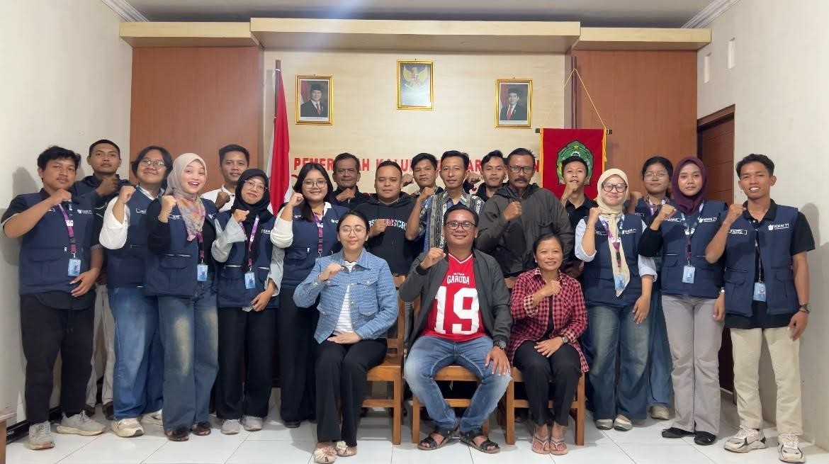 Mahasiswa KKN Universitas Sebelas Maret (UNS) Kelompok 71 berfoto bersama Lurah dan jajaran Pemerintah Kalurahan Karangawen usai melaksanakan serah terima program kerja media promosi digital Flipbook UMKM dan Desa Wisata "Murakabi". (Dok. Pribadi/KKN 71 UNS Karangawen)
