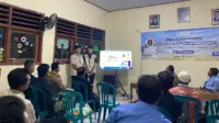 Mahasiswa Universitas Airlangga saat mengenalkan program Bank Sampah Inovatif (BANKSI) di Desa Gunungsari, Ngawi, Selasa (28/7/2026). (Dok. Pribadi)
