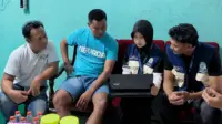 Observasi kondisi air dan wawancara bersama pengurus Kelompok Air Bersih “Sumber Lancar”. (Dok. Pribadi/KKN PPM 105 UMBY) Observasi kondisi air dan wawancara bersama pengurus Kelompok Air Bersih “Sumber Lancar”. (Dok. Pribadi/KKN PPM 105 UMBY)