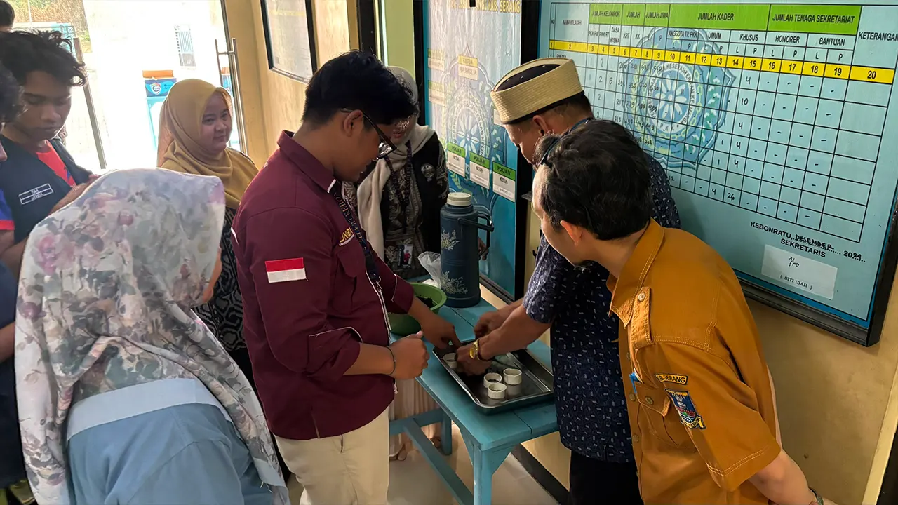 Pelaksanaan workshop pemanfaatan sekam padi menjadi briket ramah lingkungan dan pupuk kompos di Kantor Desa Kebon Ratu, Kecamatan Lebak Wangi, Kabupaten Serang, Banten, Selasa (28/7/2026). (Dok. KKM UNIBA 27)