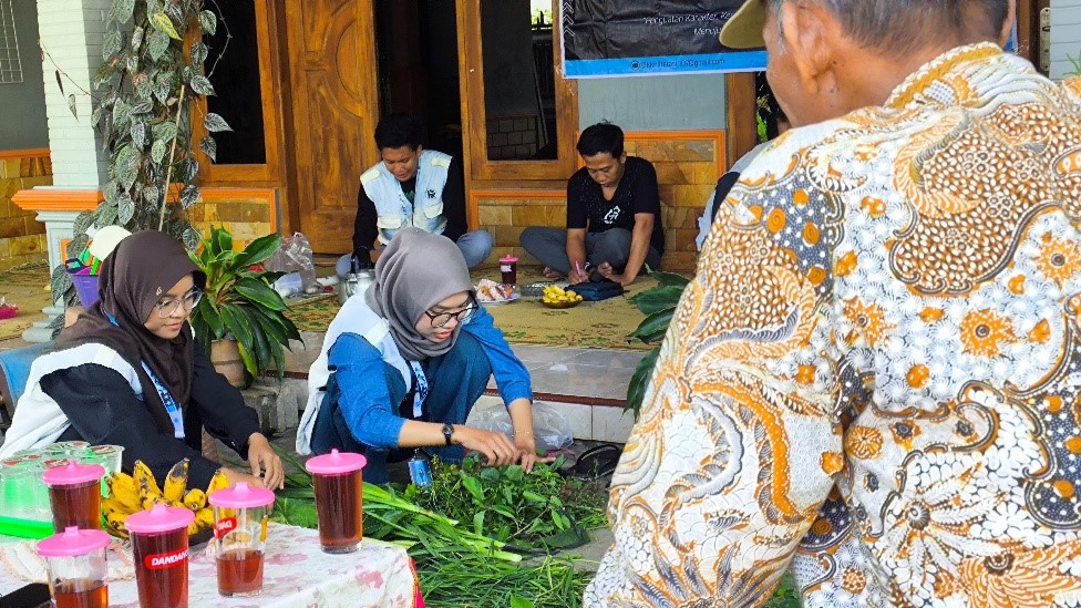 Penyampaian materi mengenai proses pembuatan biopestisida dan biosaka kepada peserta kegiatan. (Dok. Pribadi/KKN UNS Kelompok 107)