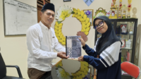 Penyerahan modul fisik pengelolaan website Kelurahan Kenep kepada Lurah Kenep, Muh. Shidiq Pramana, S.E., sebagai bagian dari luaran program kerja sosial kemasyarakatan KKNT IDBU 64, Minggu (16/8/2026). Modul tersebut diharapkan menjadi panduan bagi perangkat kelurahan dalam mengelola dan memperbarui informasi website secara mandiri dan berkelanjutan. (Doc. Pribadi) Penyerahan modul fisik pengelolaan website Kelurahan Kenep kepada Lurah Kenep, Muh. Shidiq Pramana, S.E., sebagai bagian dari luaran program kerja sosial kemasyarakatan KKNT IDBU 64, Minggu (16/8/2026). Modul tersebut diharapkan menjadi panduan bagi perangkat kelurahan dalam mengelola dan memperbarui informasi website secara mandiri dan berkelanjutan. (Doc. Pribadi)
