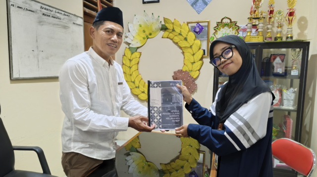 Penyerahan modul fisik pengelolaan website Kelurahan Kenep kepada Lurah Kenep, Muh. Shidiq Pramana, S.E., sebagai bagian dari luaran program kerja sosial kemasyarakatan KKNT IDBU 64, Minggu (16/8/2026). Modul tersebut diharapkan menjadi panduan bagi perangkat kelurahan dalam mengelola dan memperbarui informasi website secara mandiri dan berkelanjutan. (Doc. Pribadi)