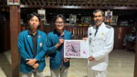 Penyerahan Peta Potensi Desa Jirapan kepada perangkat desa. (Dok. Pribadi/Mahasiswa KKN Undip) Penyerahan Peta Potensi Desa Jirapan kepada perangkat desa. (Dok. Pribadi/Mahasiswa KKN Undip)