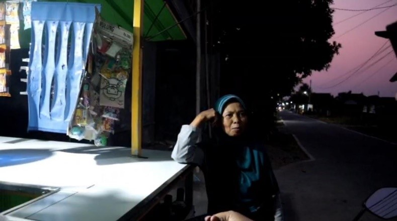 Peserta memberikan respons terhadap produk serbuk jahe instan yang telah diperkenalkan oleh mahasiswa KKN UNS Kelompok 41. (Dok. Pribadi/KKN UNS Kelompok 41)