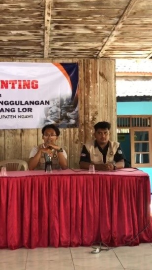 Sambutan ketua kelompok KKN 29 UINSA di Balai Desa Pelang Lor. (Dok. KKN 29 UINSA)