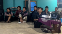 Sesi menonton video profil Padukuhan Langsep bersama warga dan perangkat Kalurahan Karangawen (Minggu, 16/8/2026). (Dok. Pribadi/KKN 71 UNS Karangawen) Sesi menonton video profil Padukuhan Langsep bersama warga dan perangkat Kalurahan Karangawen (Minggu, 16/8/2026). (Dok. Pribadi/KKN 71 UNS Karangawen)