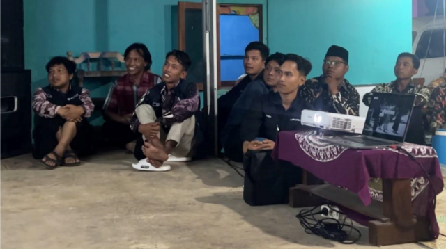 Sesi menonton video profil Padukuhan Langsep bersama warga dan perangkat Kalurahan Karangawen (Minggu, 16/8/2026). (Dok. Pribadi/KKN 71 UNS Karangawen)