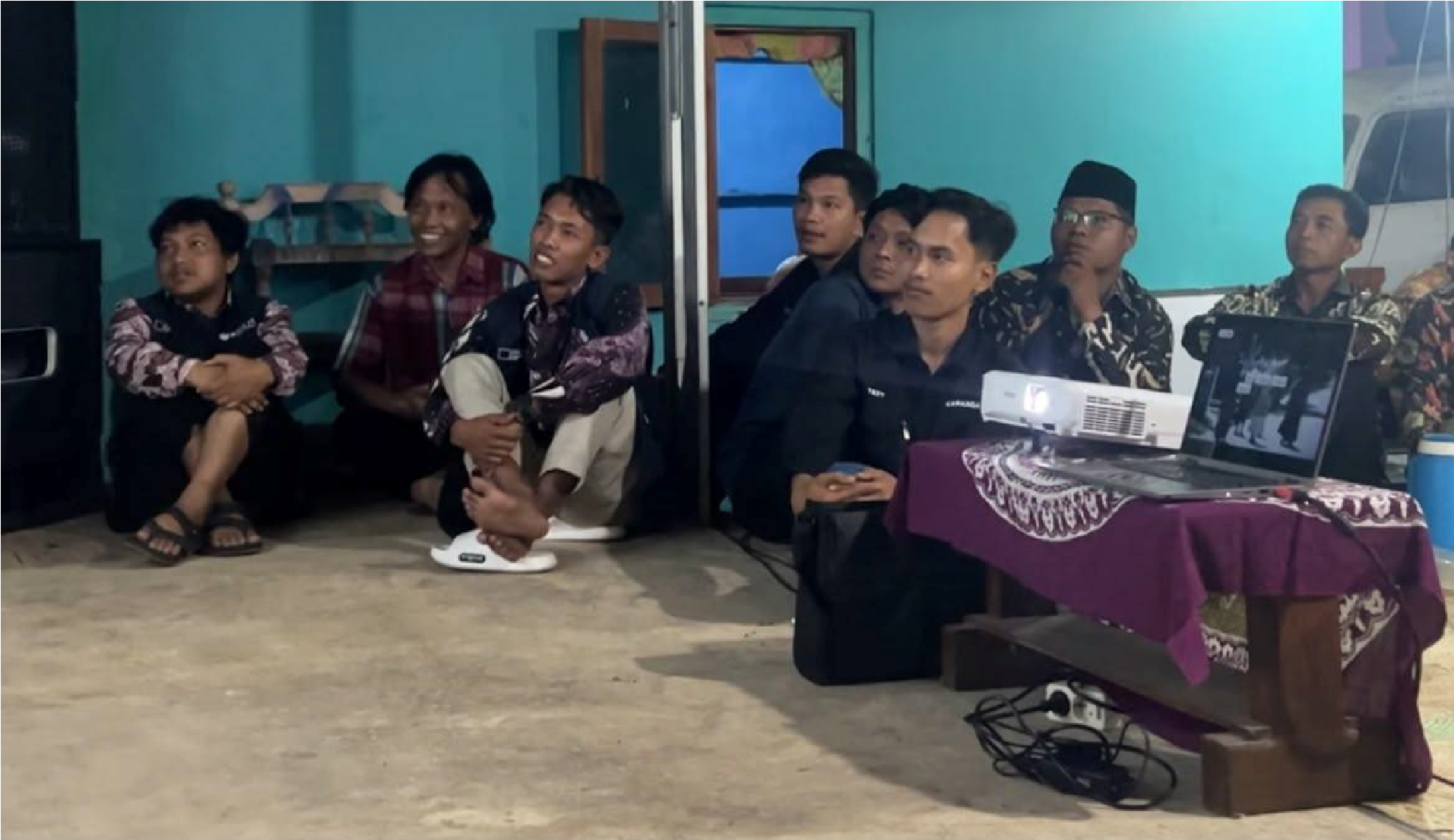 Sesi menonton video profil Padukuhan Langsep bersama warga dan perangkat Kalurahan Karangawen (Minggu, 16/8/2026). (Dok. Pribadi/KKN 71 UNS Karangawen)