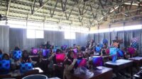 Siswa MTsN 15 Boyolali Kampus 1 menunjukkan hasil karya tie dye setelah mengikuti praktik yang dipandu mahasiswa KKN UNS Kelompok 41. (Dok. KKN UNS Kelompok 41) Siswa MTsN 15 Boyolali Kampus 1 menunjukkan hasil karya tie dye setelah mengikuti praktik yang dipandu mahasiswa KKN UNS Kelompok 41. (Dok. KKN UNS Kelompok 41)