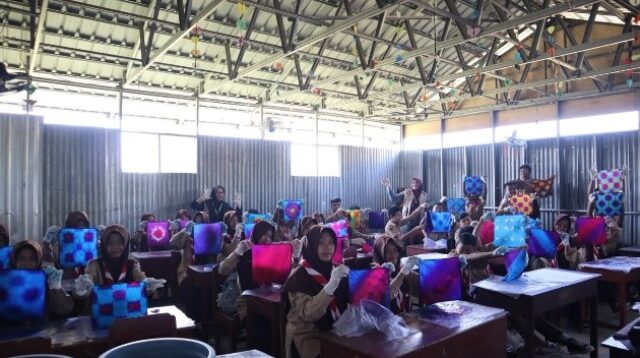 Siswa MTsN 15 Boyolali Kampus 1 menunjukkan hasil karya tie dye setelah mengikuti praktik yang dipandu mahasiswa KKN UNS Kelompok 41. (Dok. KKN UNS Kelompok 41)