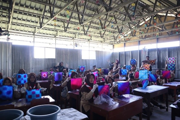 Siswa MTsN 15 Boyolali Kampus 1 menunjukkan hasil karya tie dye setelah mengikuti praktik yang dipandu mahasiswa KKN UNS Kelompok 41. (Dok. KKN UNS Kelompok 41)