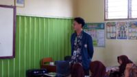 Mahasiswa KKN UNDIP saat melakukan sosialisasi Pendidikan Kewarganegaraan Mengenai Sistem Pemerintahan bagi siswa SDN Jirapan 4. (Dok. Pribadi)
